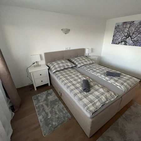 Malibu Apartman Miskolc Buitenkant foto